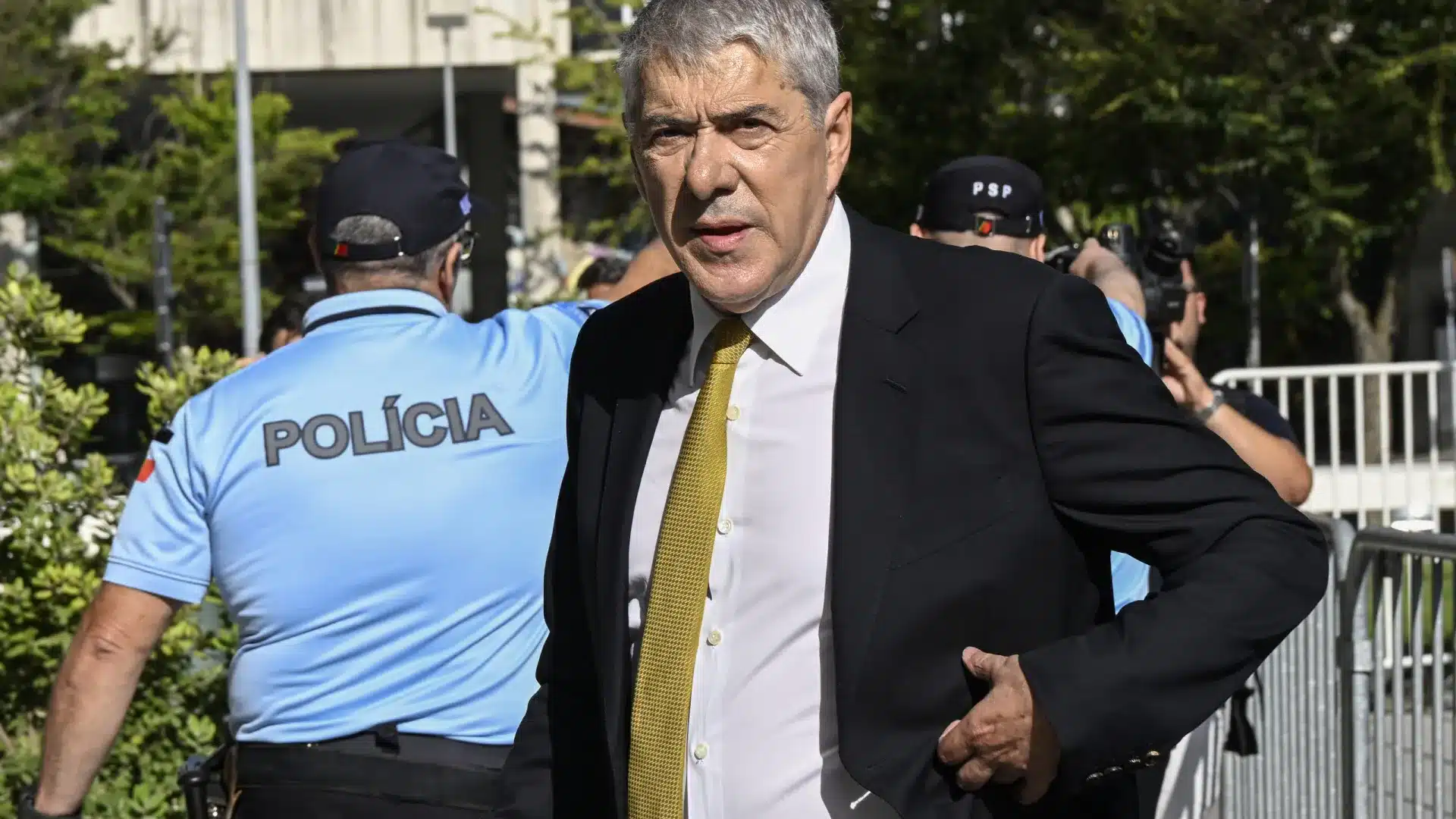 Le MP questionne les voyages de Sócrates et n'exclut pas un plan de fuite.