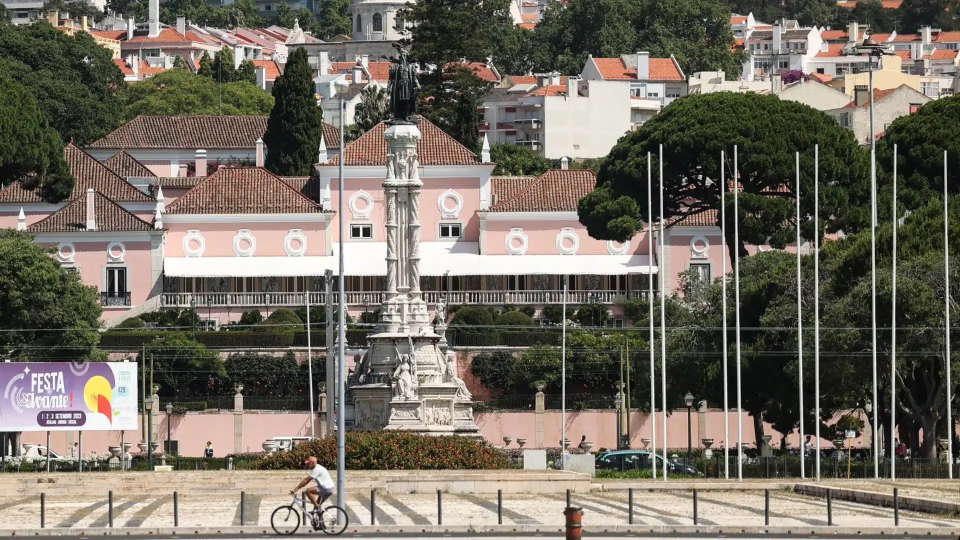 Le Palais de Belém en orange pour rappeler la violence contre les femmes.