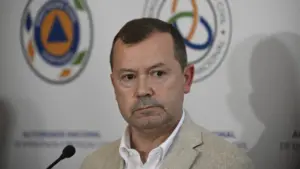 Le secrétaire défend la coordination entre le gouvernement, les autorités locales et les pompiers.