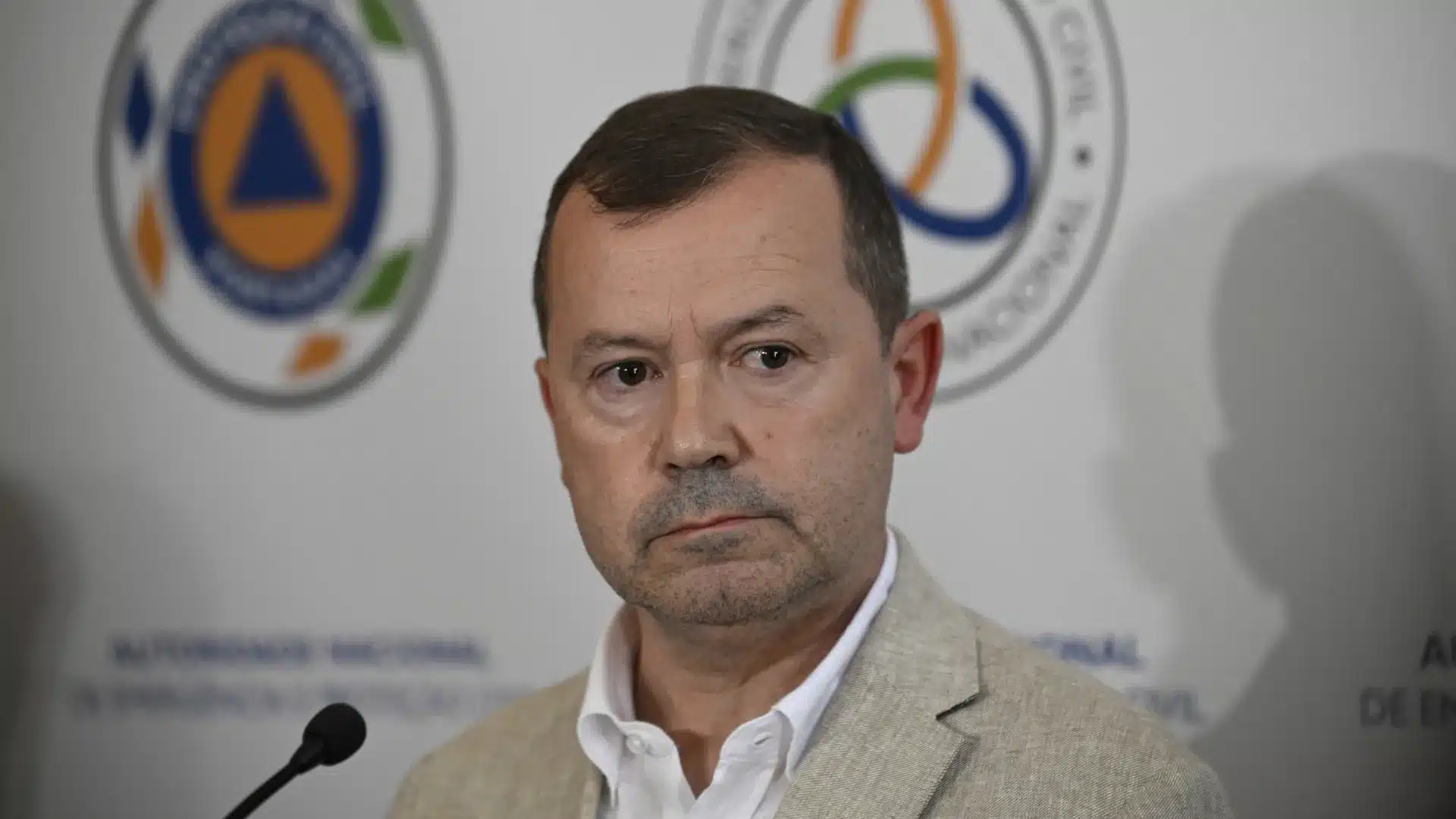 Le secrétaire défend la coordination entre le gouvernement, les autorités locales et les pompiers.