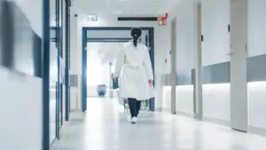 Le SIM critique les postes pour les nouveaux spécialistes et dit qu'ils sont insuffisants.