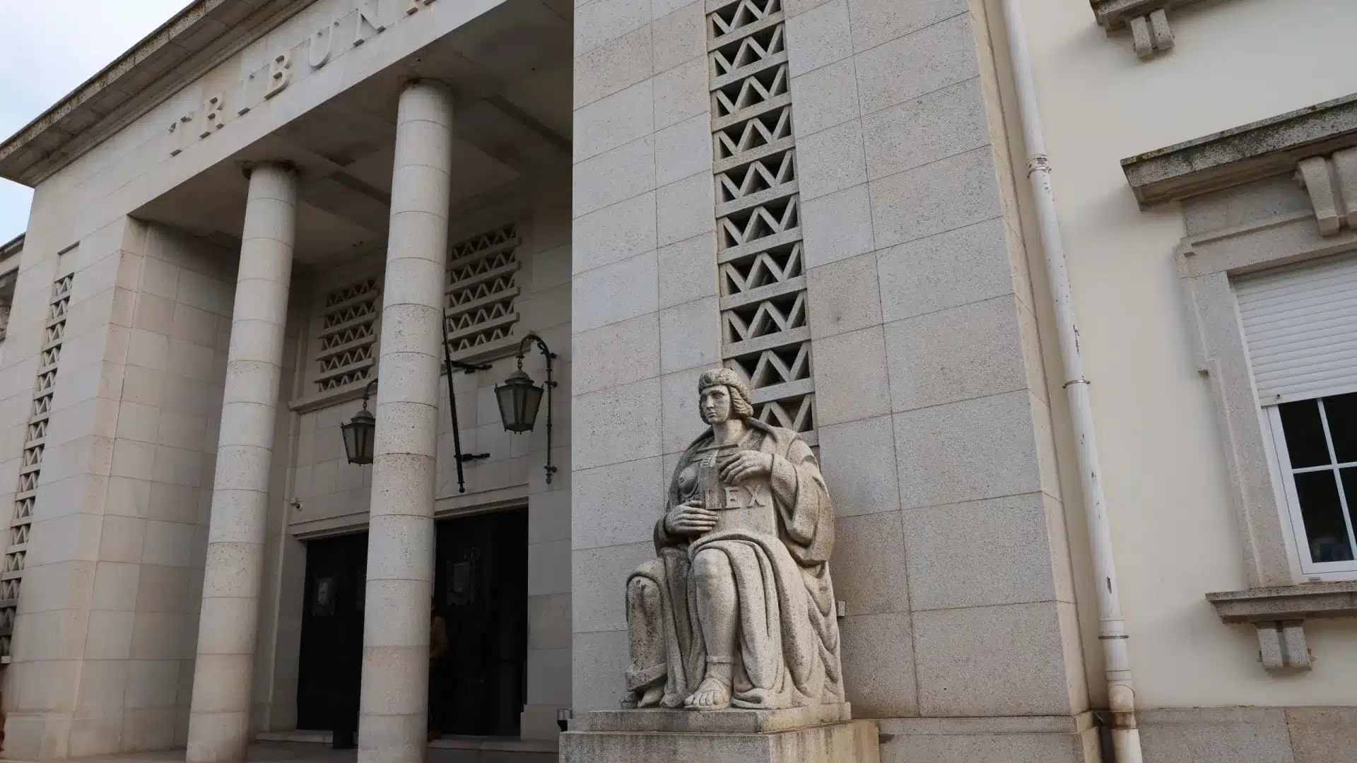 Le tribunal de Beja a commencé à juger 35 accusés pour exploitation d'immigrants.