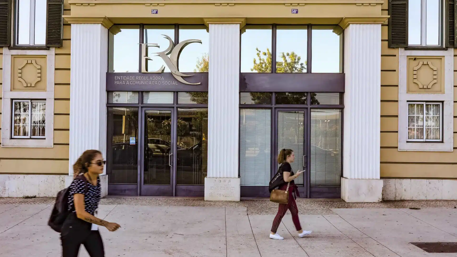 L'ERC est préoccupée par la distribution de presse et disponible pour aider.