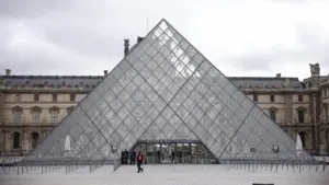 Les employés du Louvre vont faire grève ce mois-ci "faute de ressources".