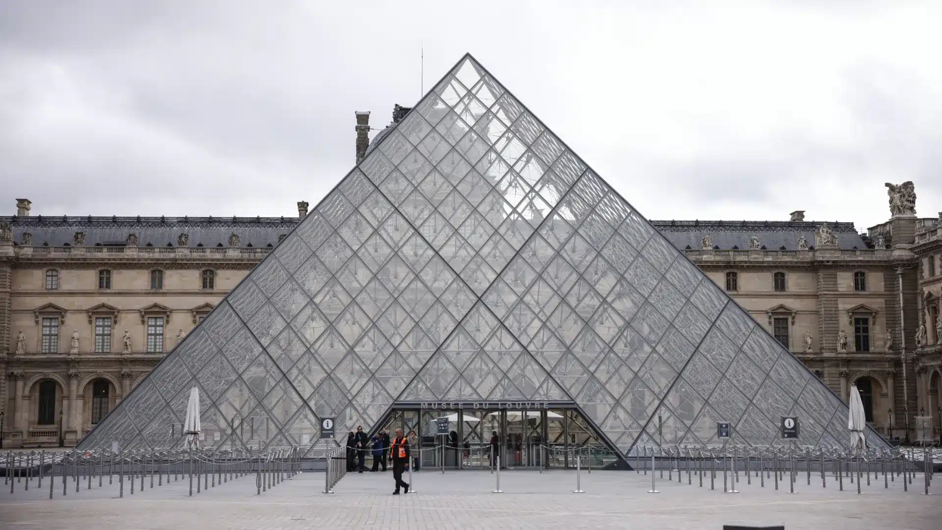Les employés du Louvre vont faire grève ce mois-ci "faute de ressources".