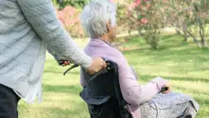 Les enfants sont tenus par la loi d'aider leurs parents. Mais moralement, est-ce juste ?