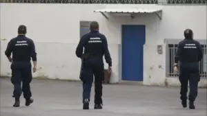 Les gardiens de prison sont en désaccord avec le gouvernement et maintiennent la grève.