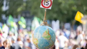 Les militants écologistes disent que l'Accord de Paris sur le climat ne répond pas aux besoins.