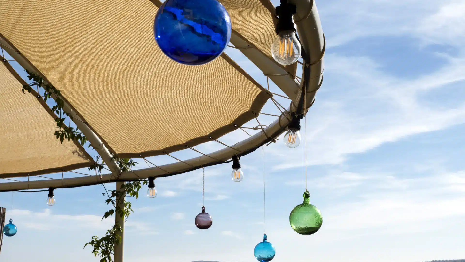 L'Espagne inflige une amende de 64 millions d'euros à Airbnb pour des annonces illégales.