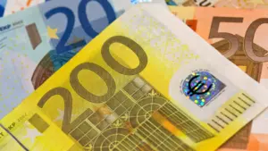 L'euro a légèrement baissé et se maintient au niveau de 1,16 dollars.