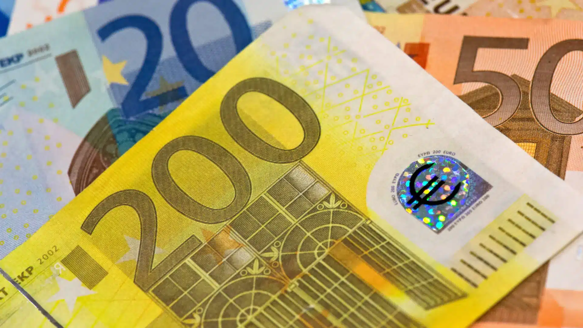 L'euro monte après trois séances en baisse et dépasse 1,16 dollar.