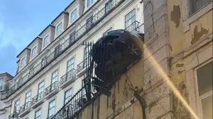 Lisbonne : Blessés en terrasse après collision et dérapage. Voiture 'suspendue'