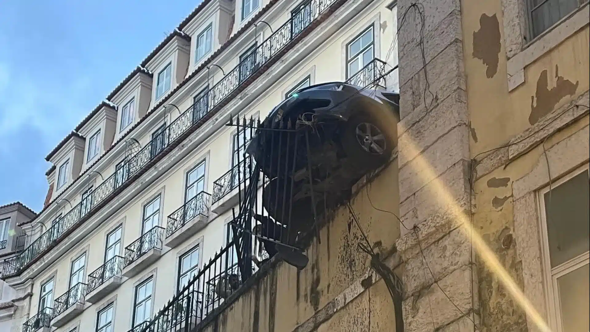 Lisbonne : Blessés en terrasse après collision et dérapage. Voiture 'suspendue'