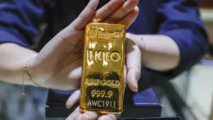 L'or établit un nouveau record et dépasse pour la première fois les 4 500 dollars.