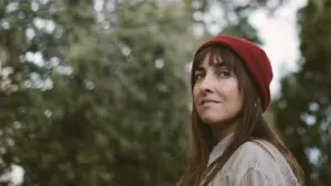 Márcia fait ses débuts dans les arts plastiques avec une exposition sur l'erreur.