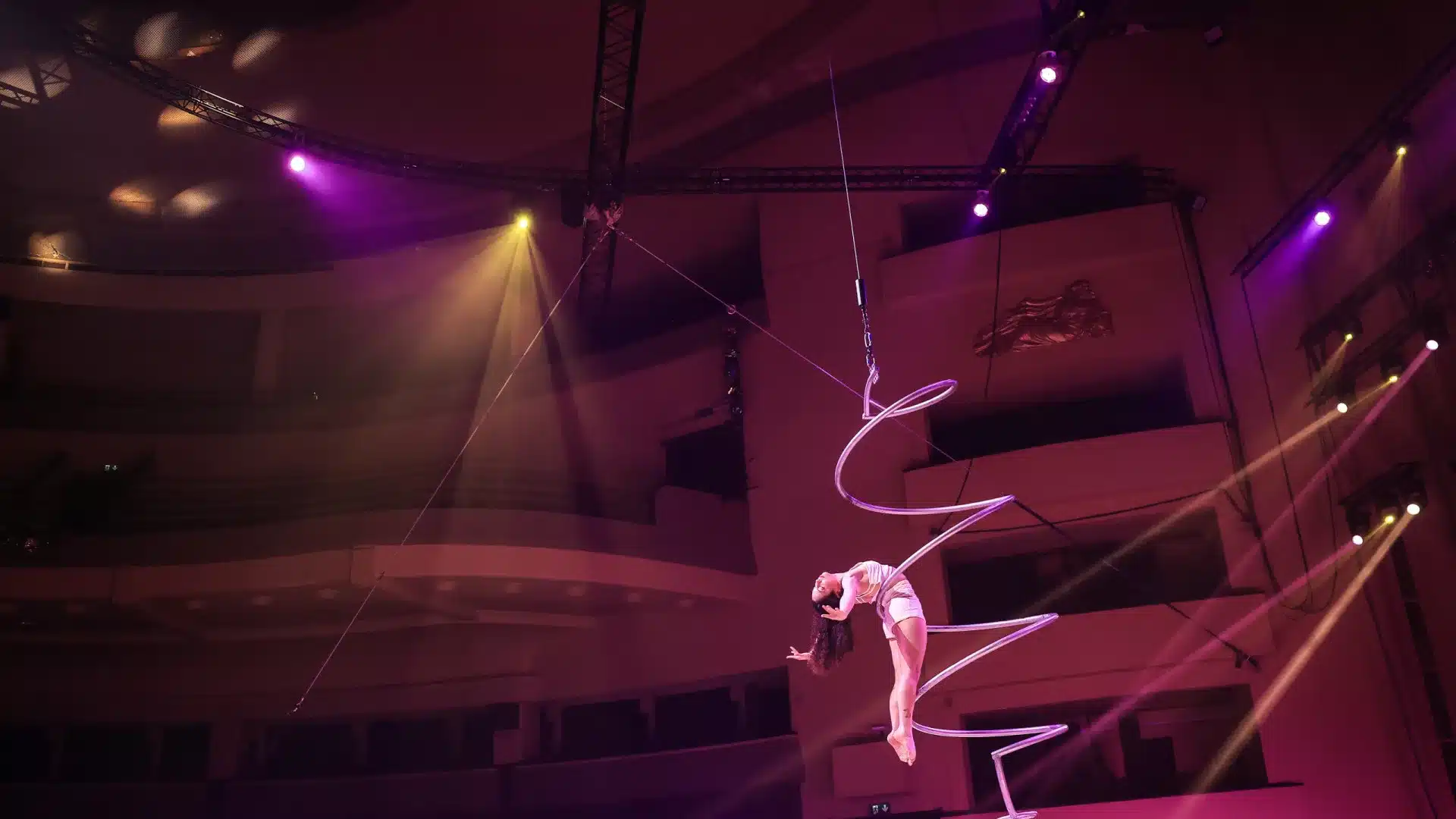 Nouveau cirque de Noël du Coliseu do Porto amène Cícero comme maître de cérémonie.