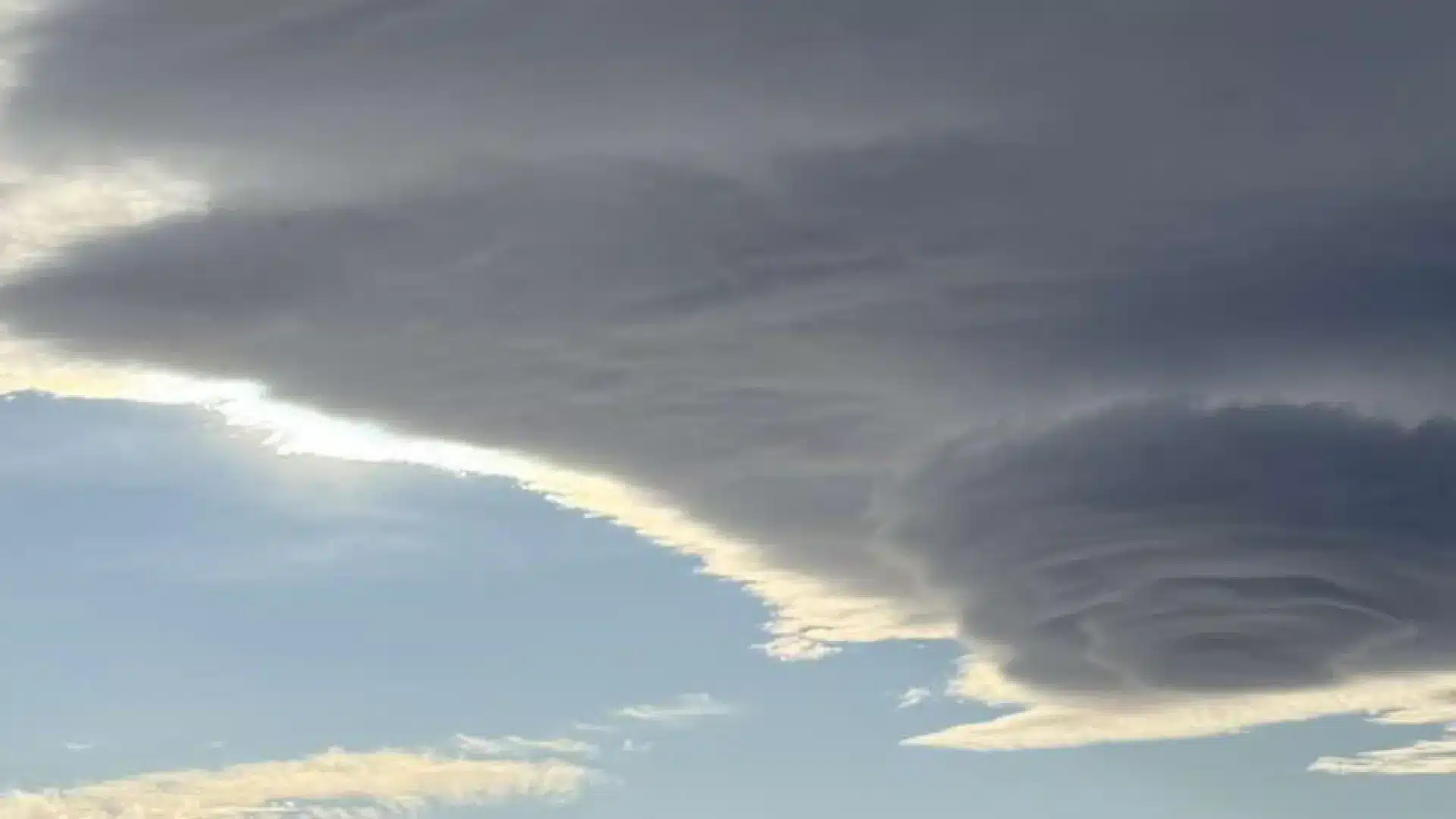Nuage lenticulaire aperçu dans la Serra da Estrela... et il y a des images.