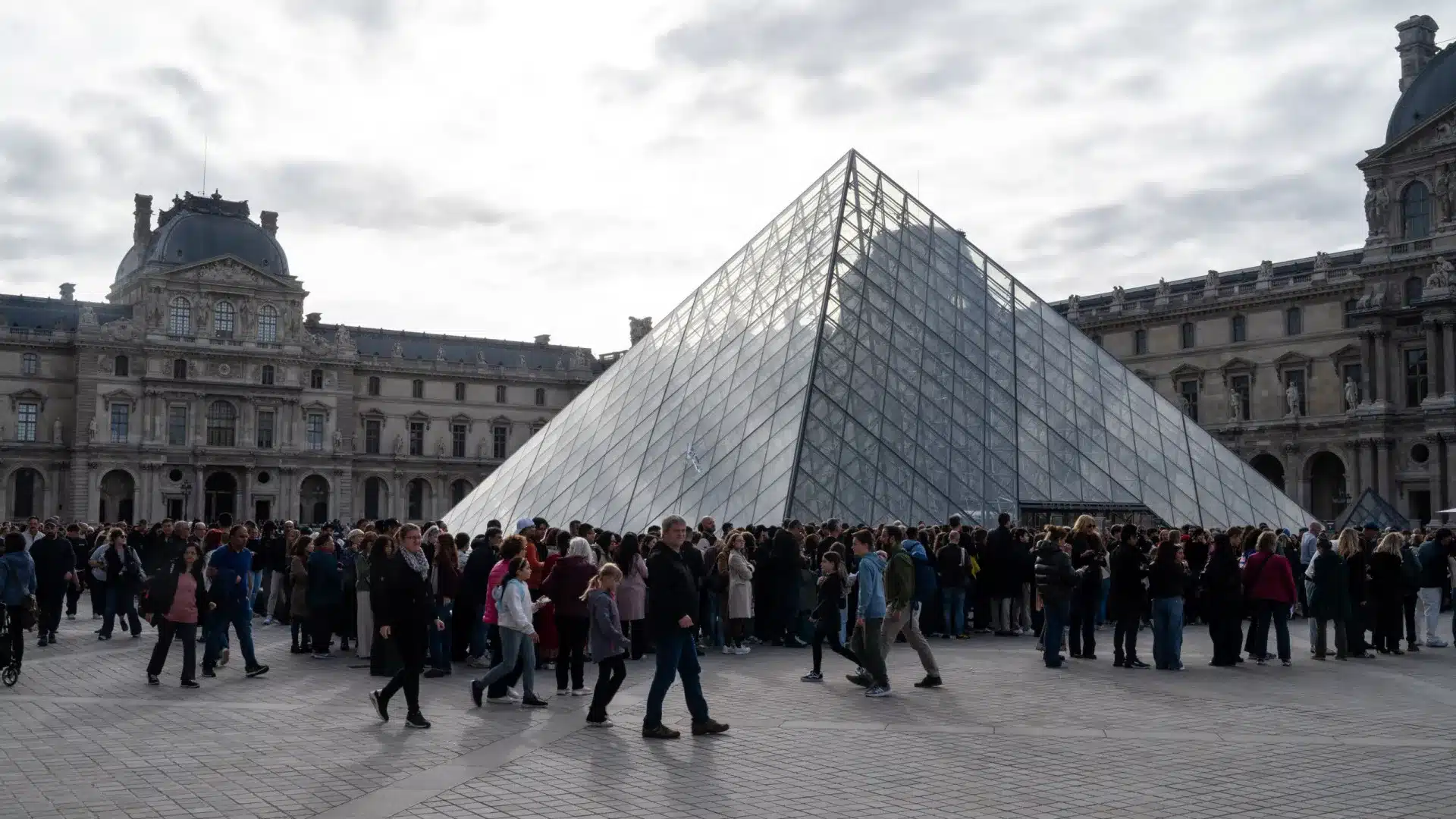 Œuvres et documents anciens du Musée du Louvre endommagés après inondation