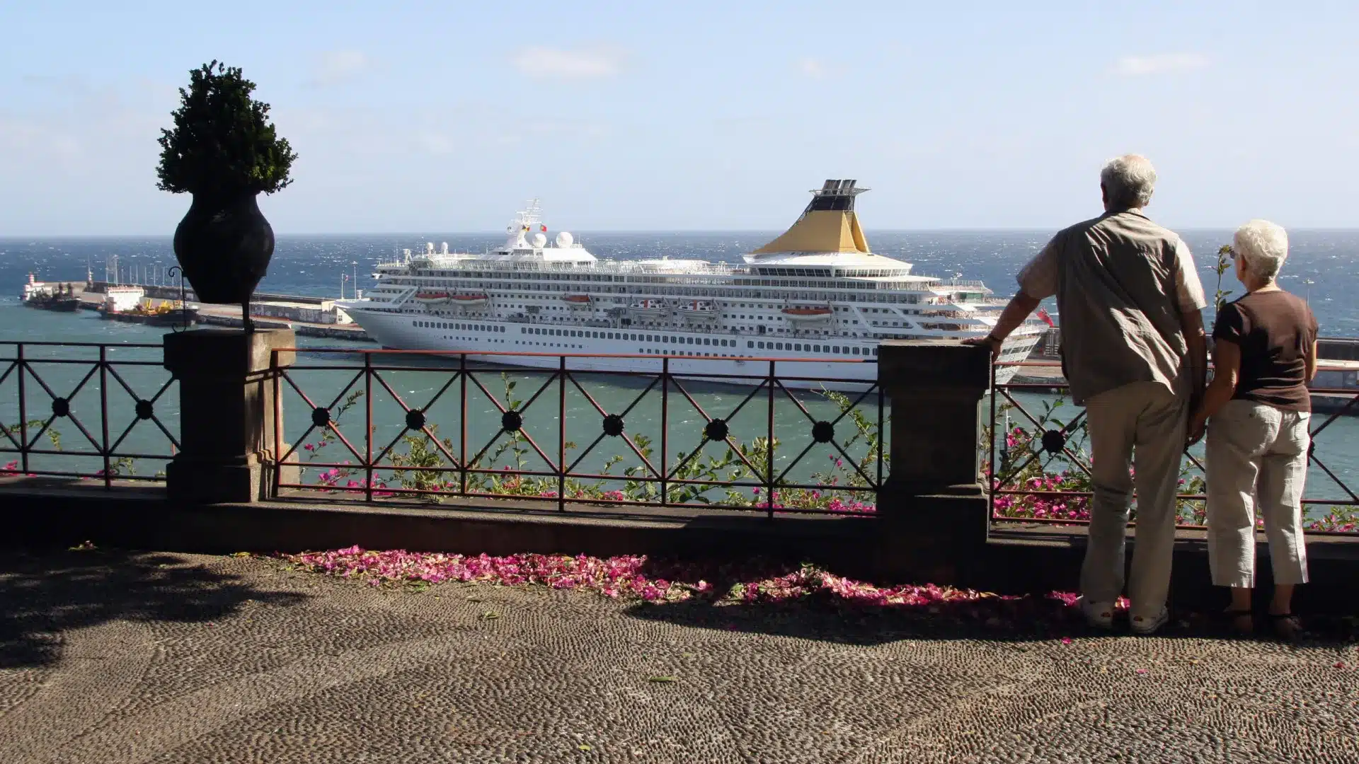 Port de Funchal avec 11 navires de croisière et un voilier pour le réveillon du Nouvel An.