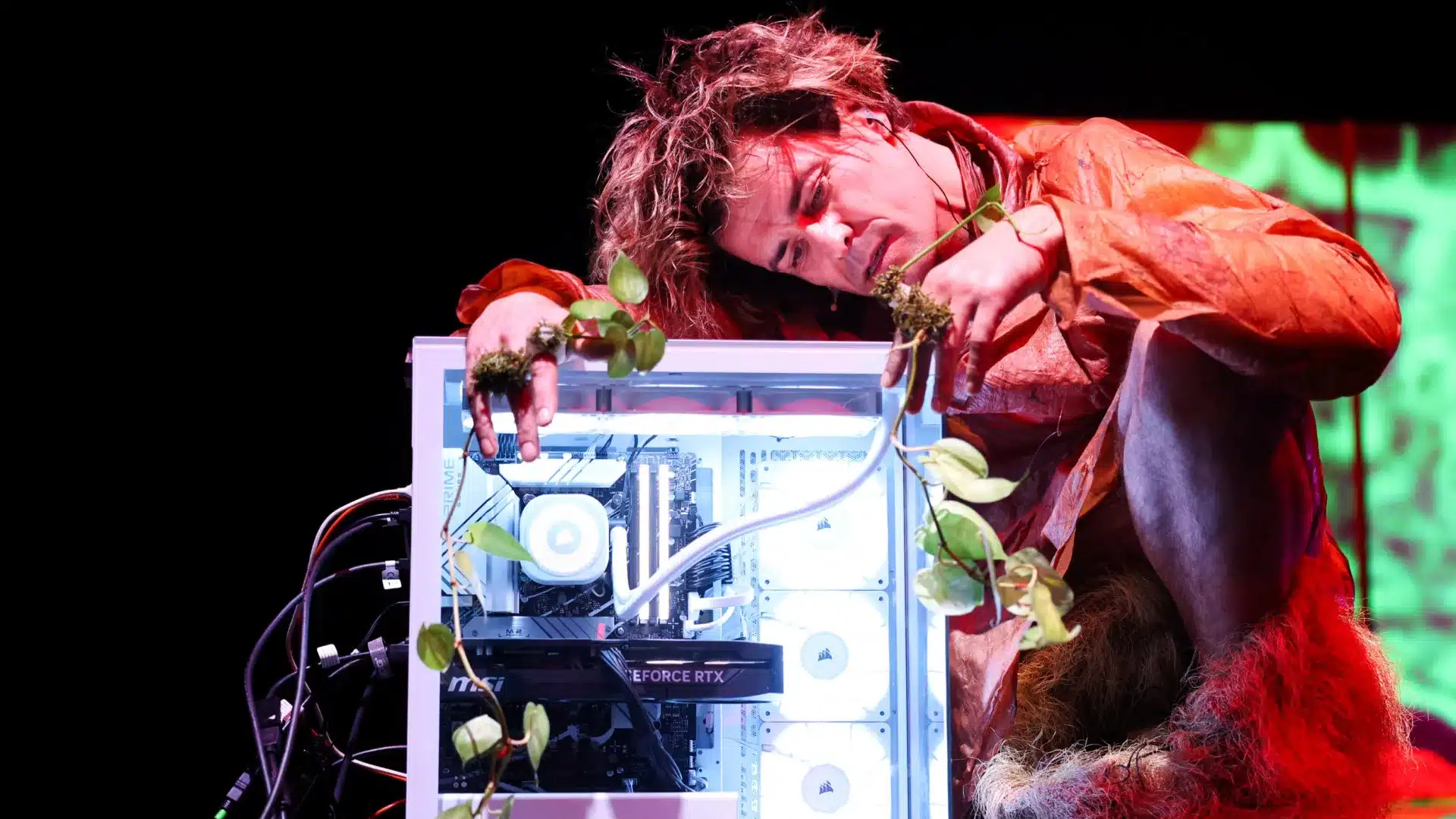 Première représentation théâtrale avec IA met Albano Jerónimo à dialoguer avec un ordinateur.