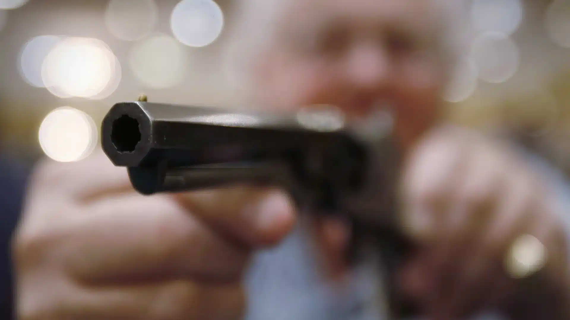 Quatre individus cagoulés braquent un magasin à main armée à Sacavém et attachent le propriétaire.