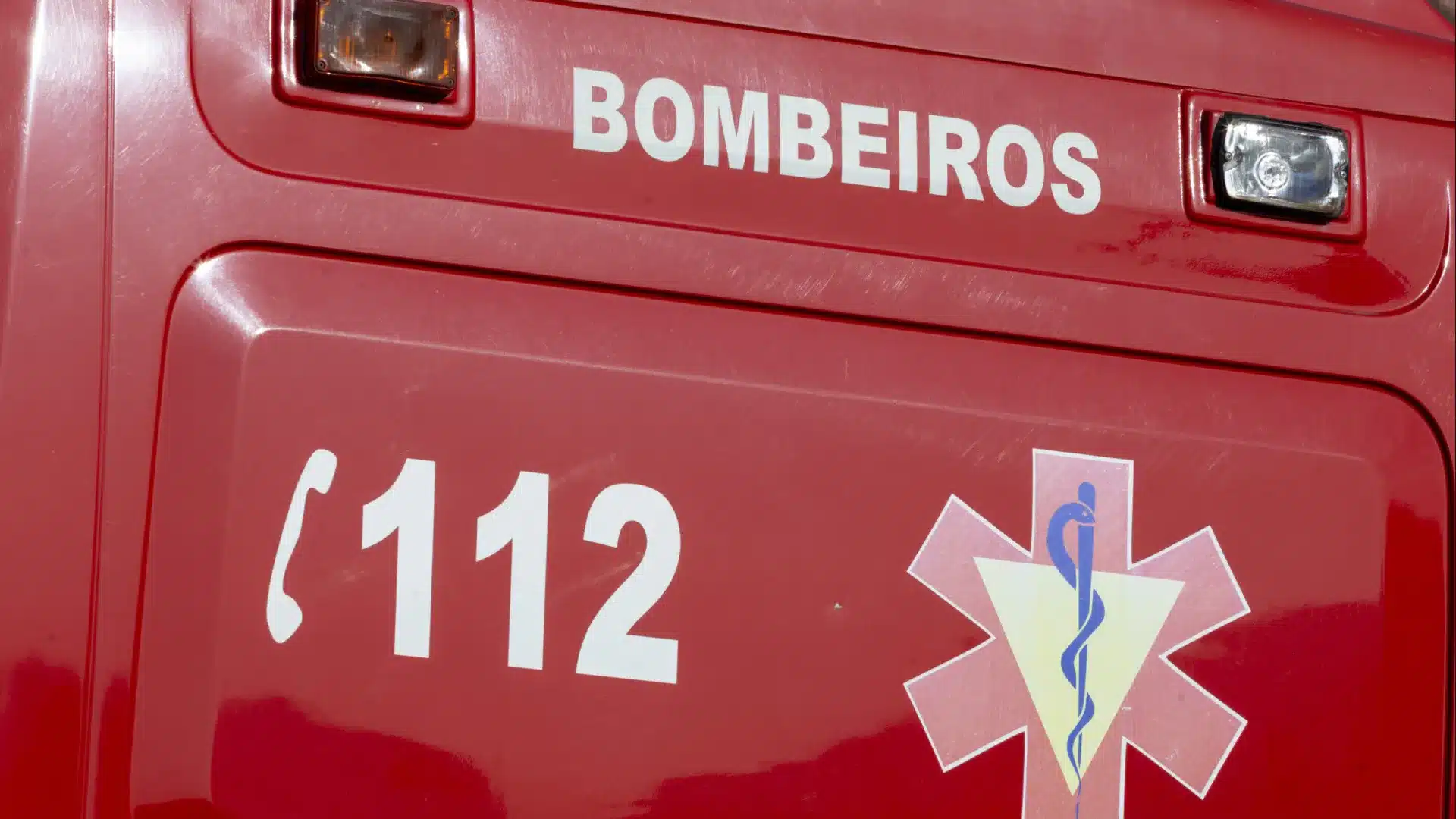 Quatre véhicules détruits dans un incendie près d'une station de métro à Matosinhos