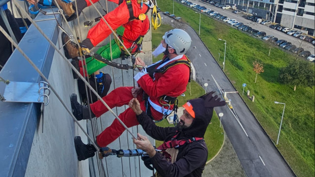 Sans cheminée, les Pères Noël sont descendus par le toit à la pédiatrie de Braga. Voyez