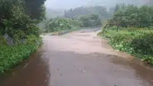 Routes coupées et deux personnes relogées. Les images du mauvais temps aux Açores.