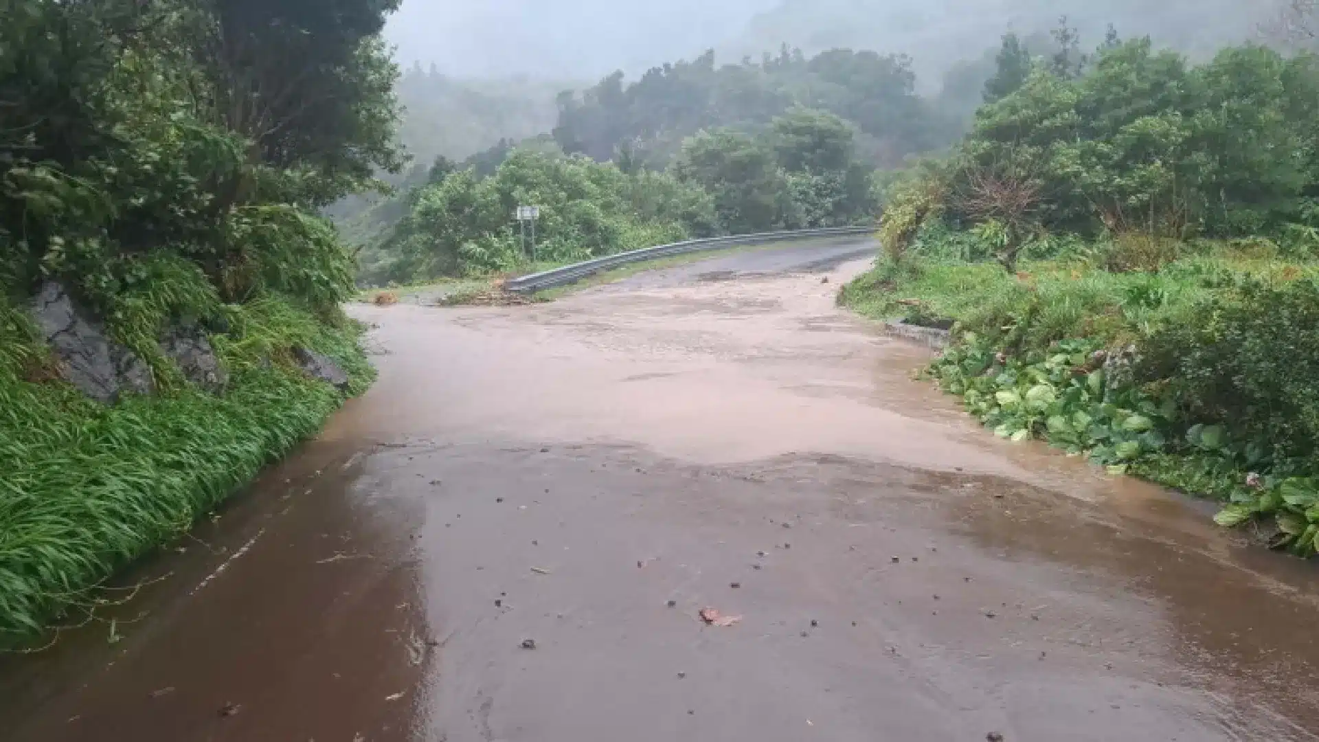 Routes coupées et deux personnes relogées. Les images du mauvais temps aux Açores.