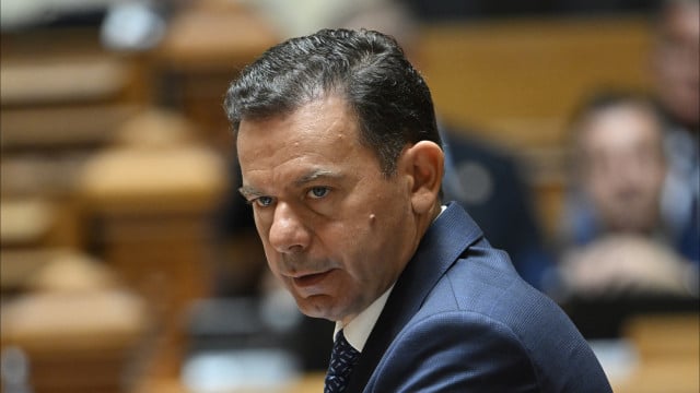 "Si le gouvernement veut faire un cadeau aux Portugais, qu'il retire du projet le paquet de mesures sur le travail."