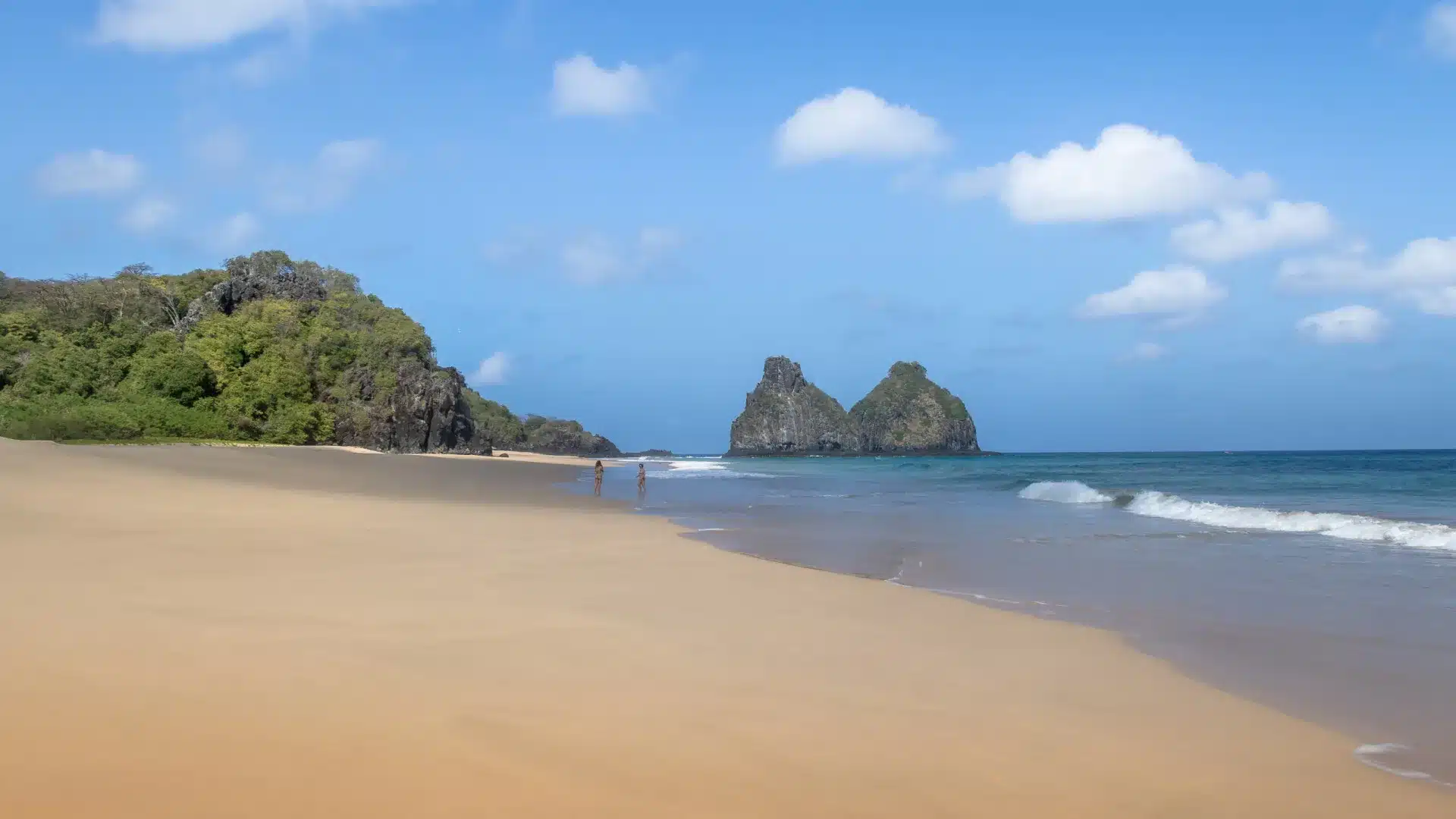 Touriste portugais gravement blessé après avoir été frappé par une vague au Brésil.