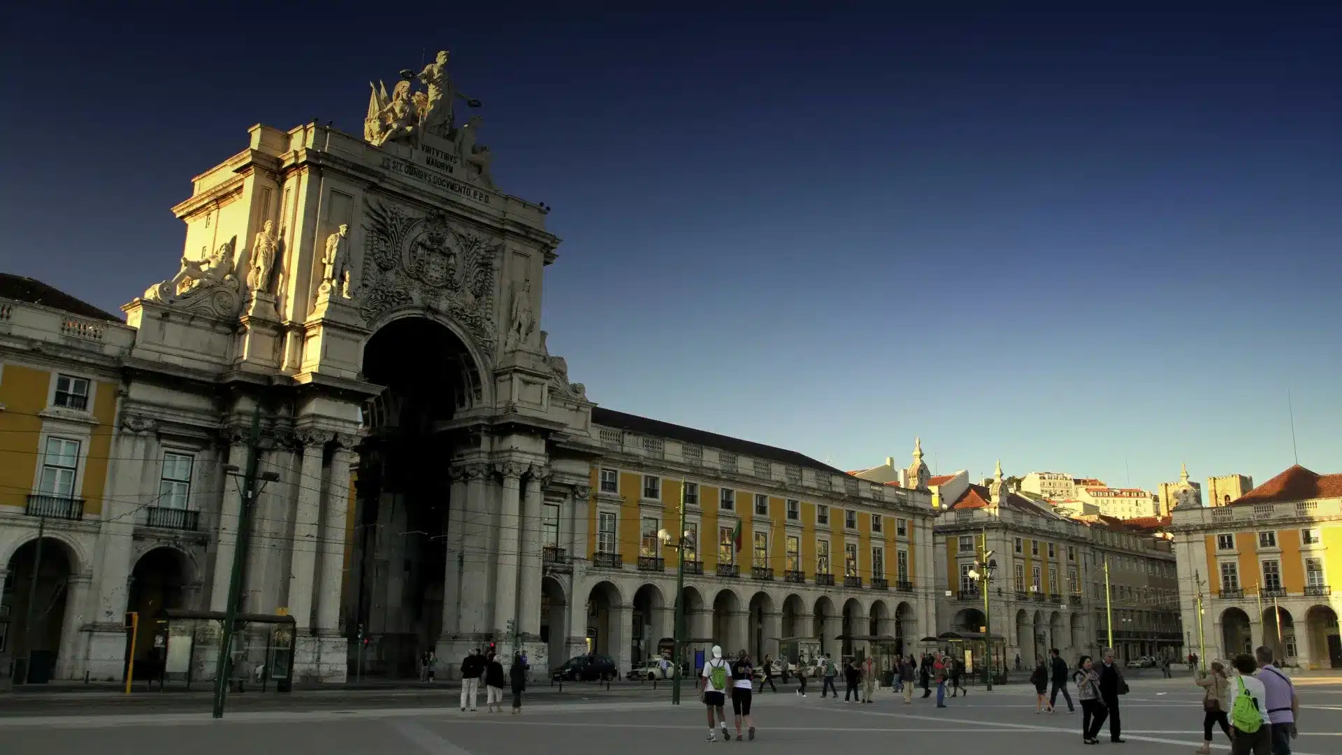 Un défilé militaire controversé a marqué le début des célébrations du cinquantenaire.