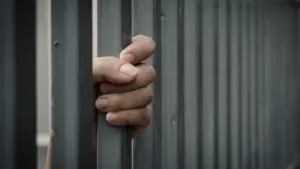 Un détenu tente de rentrer dans la prison avec 400 doses de drogue cachées.