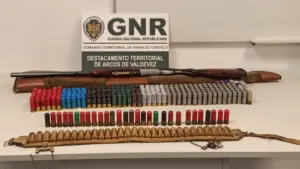 Un homme âgé armé menace son ex-compagne avec une arme après une dénonciation. Il a été arrêté.