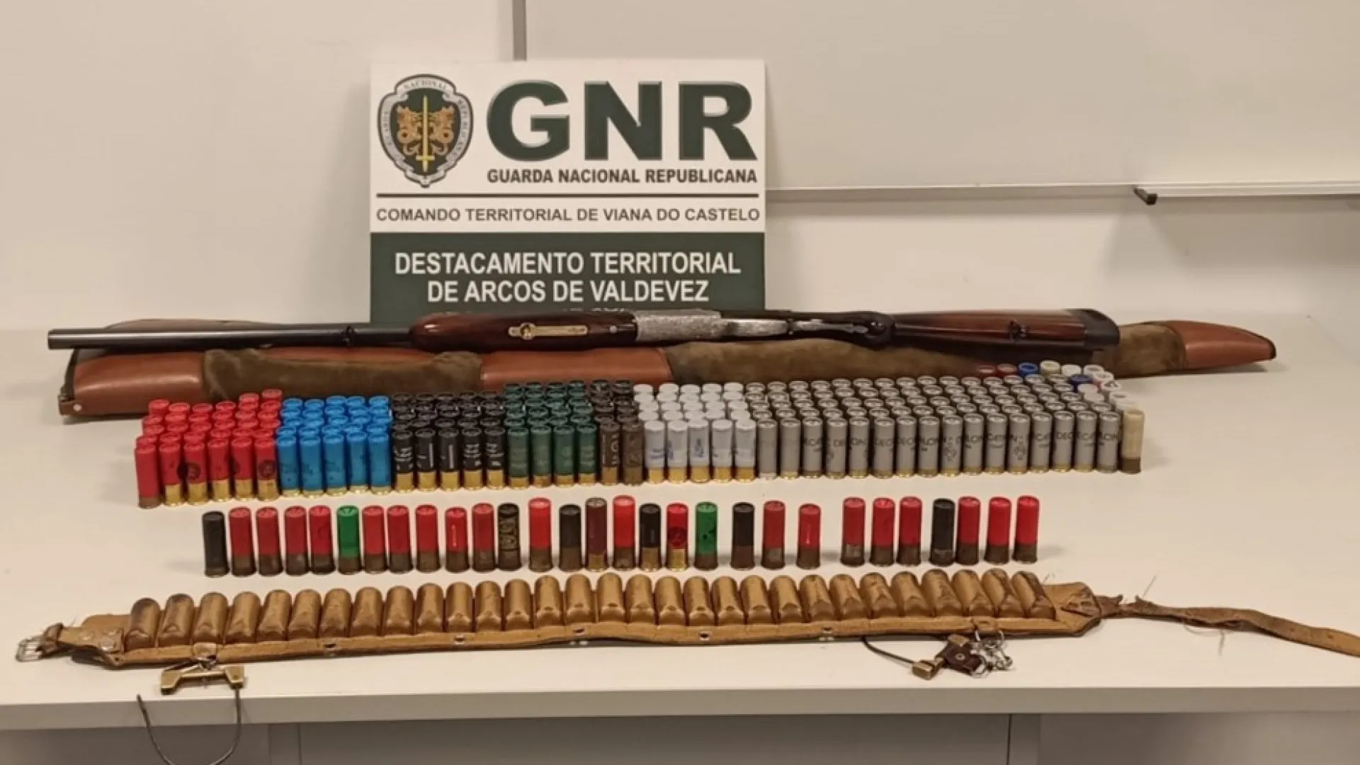 Un homme âgé armé menace son ex-compagne avec une arme après une dénonciation. Il a été arrêté.