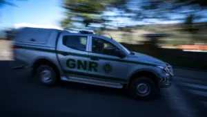 Un homme de 57 ans meurt après une sortie de route en moto à Avis.