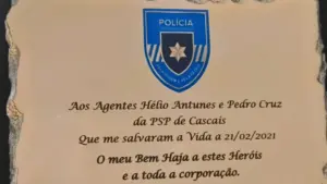 Un homme envoie une plaque aux agents qui l'ont "sauvé" (et arrêté lors d'un braquage).