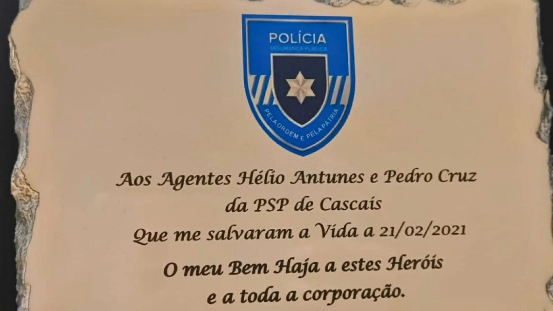 Un homme envoie une plaque aux agents qui l'ont "sauvé" (et arrêté lors d'un braquage).