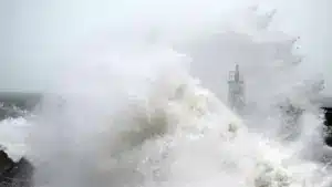 Un homme meurt près d'un phare à Lagoa après avoir été retiré de l'eau par un pêcheur.