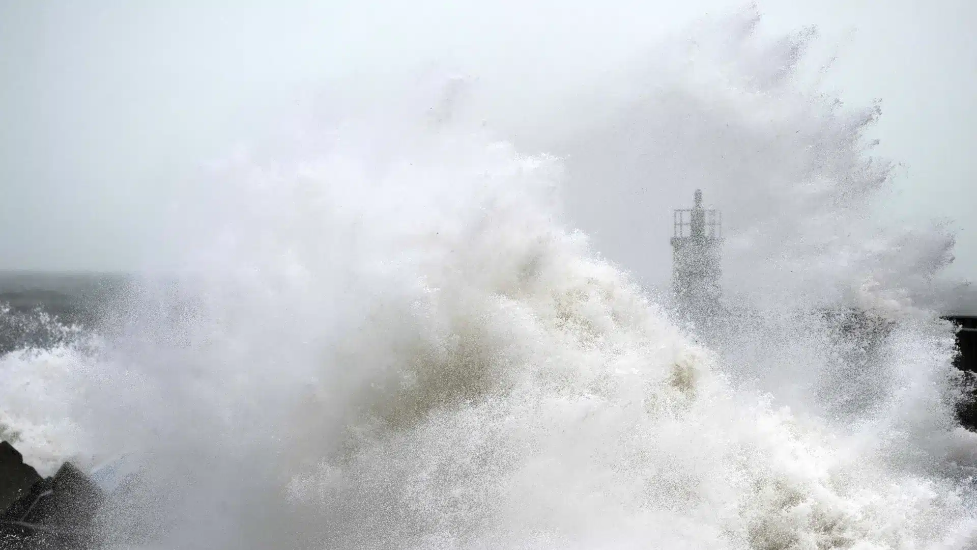Un homme meurt près d'un phare à Lagoa après avoir été retiré de l'eau par un pêcheur.