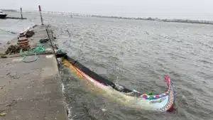Un moliceiro coule à Aveiro en raison du mauvais temps.