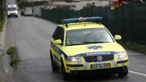 Un mort et un blessé dans un accident impliquant un camion, une voiture et une moto à Alenquer.