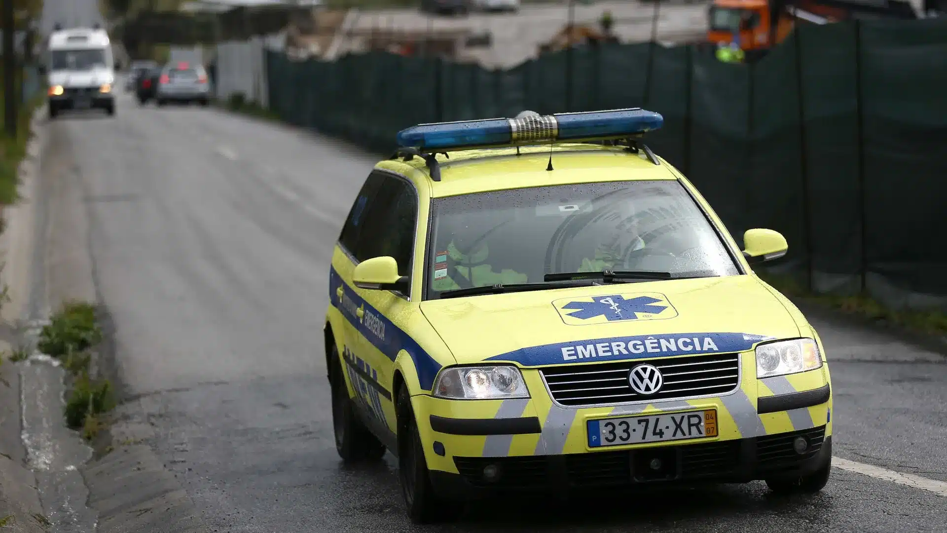 Un mort et un blessé dans un accident impliquant un camion, une voiture et une moto à Alenquer.