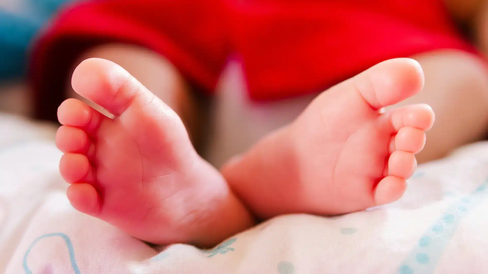 Une mère emmène son bébé de l'hôpital à Gaia. Le mineur allait dans une famille d'accueil.