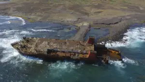 Village du Cap-Vert vit avec un navire naufragé et de plus en plus de curieux