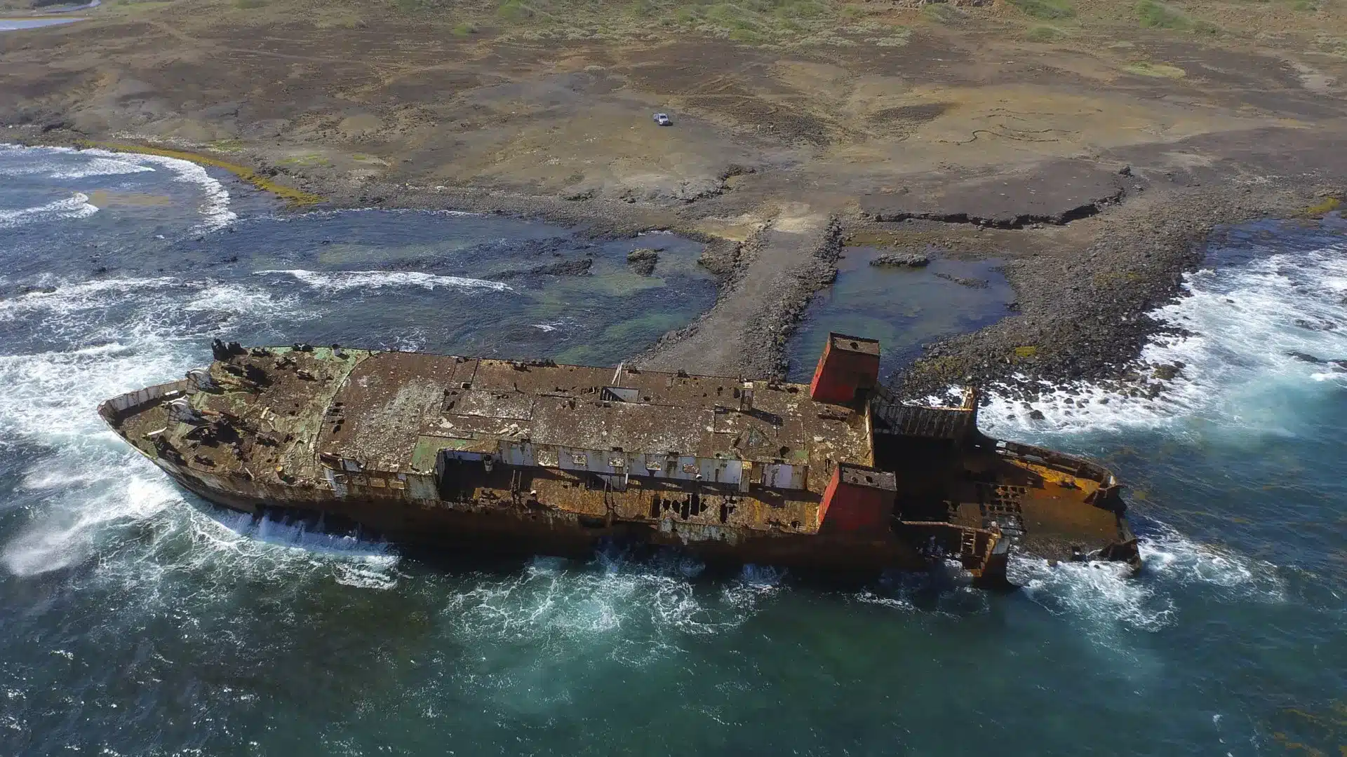 Village du Cap-Vert vit avec un navire naufragé et de plus en plus de curieux