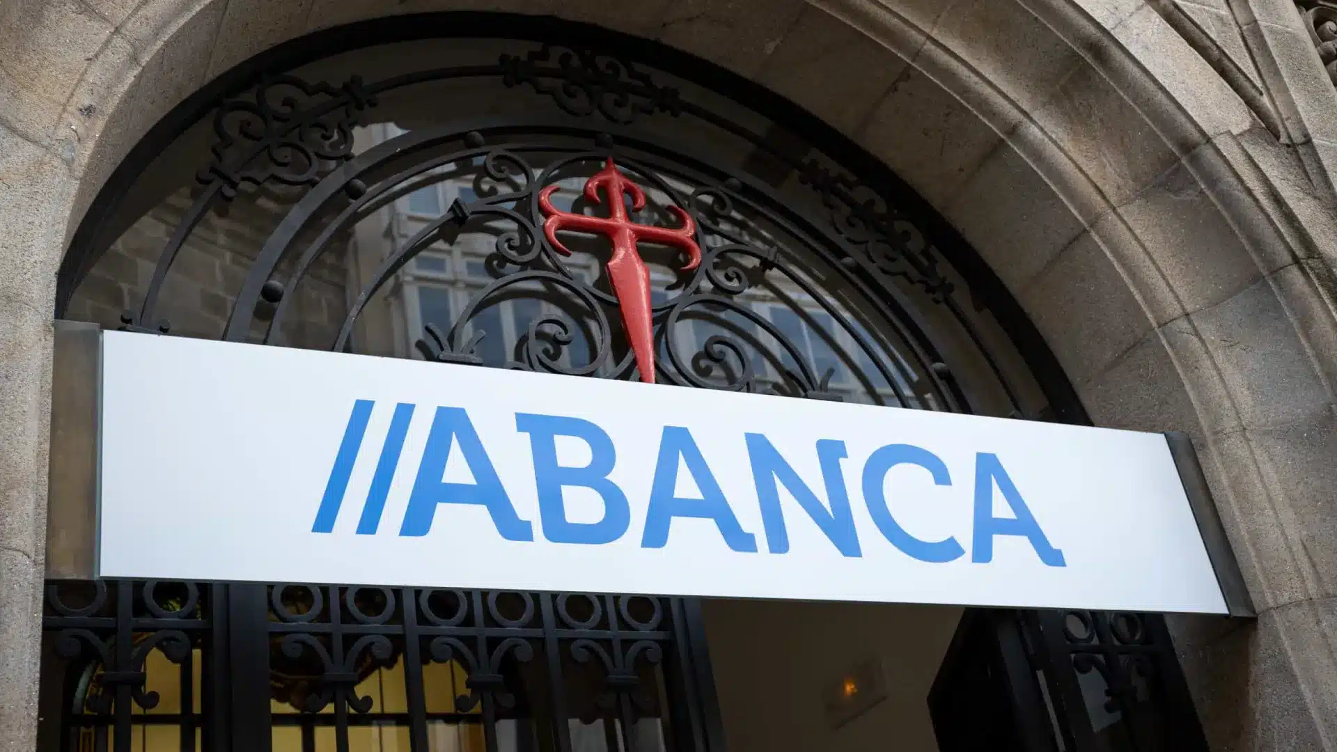 Abanca est en train de négocier le départ de plus de 120 travailleurs au Portugal.