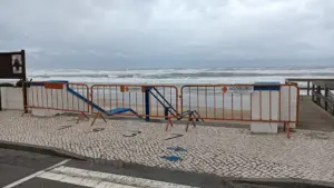 Accès à la plage de Pedrógão à Leiria fermés en raison du mauvais temps.