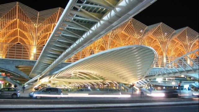 Furta mala em autocarro na Gare do Oriente.
