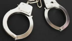 Arrêté pour avoir abusé de sa fille et de son petit-fils à Amadora. Situation qui durait depuis 30 ans.